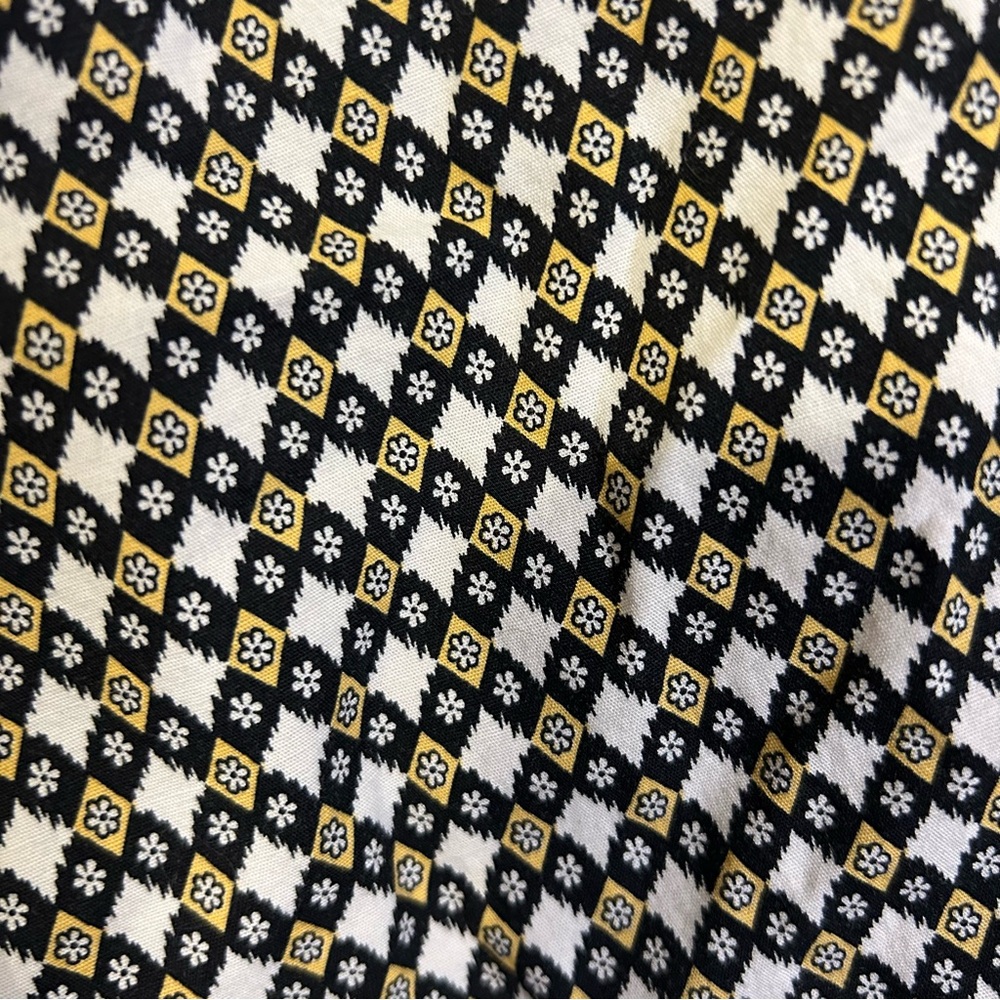 Stylish Black And White Patterned Button-Down Shi… - image 4